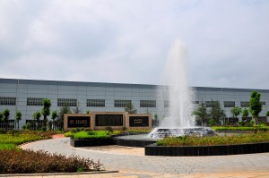 長沙電機廠-位于公司辦公區的綠化廣場，中間位噴泉