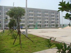 長沙電機廠有限公司-員工宿舍，前面是籃球場